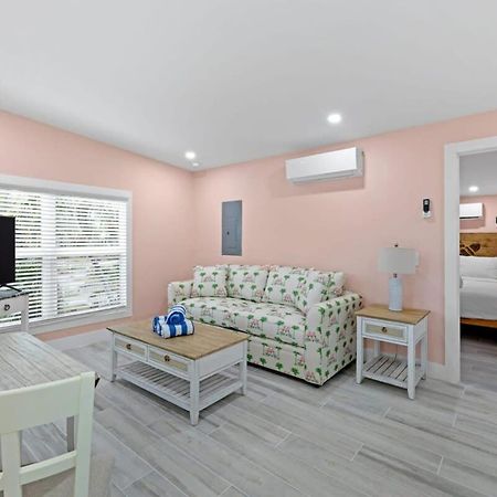 Charming Suite With Balcony And Bikes In Historic Sandpiper Inn Санибел Екстериор снимка