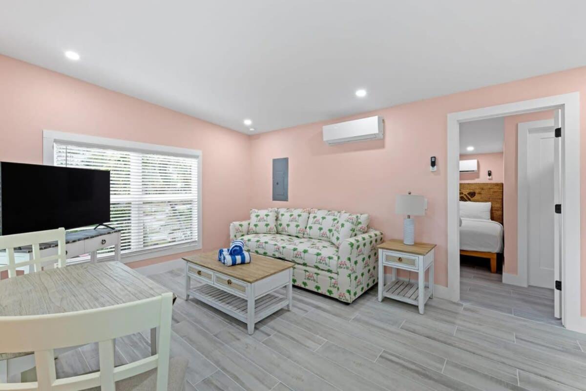Charming Suite With Balcony And Bikes In Historic Sandpiper Inn Санибел Екстериор снимка